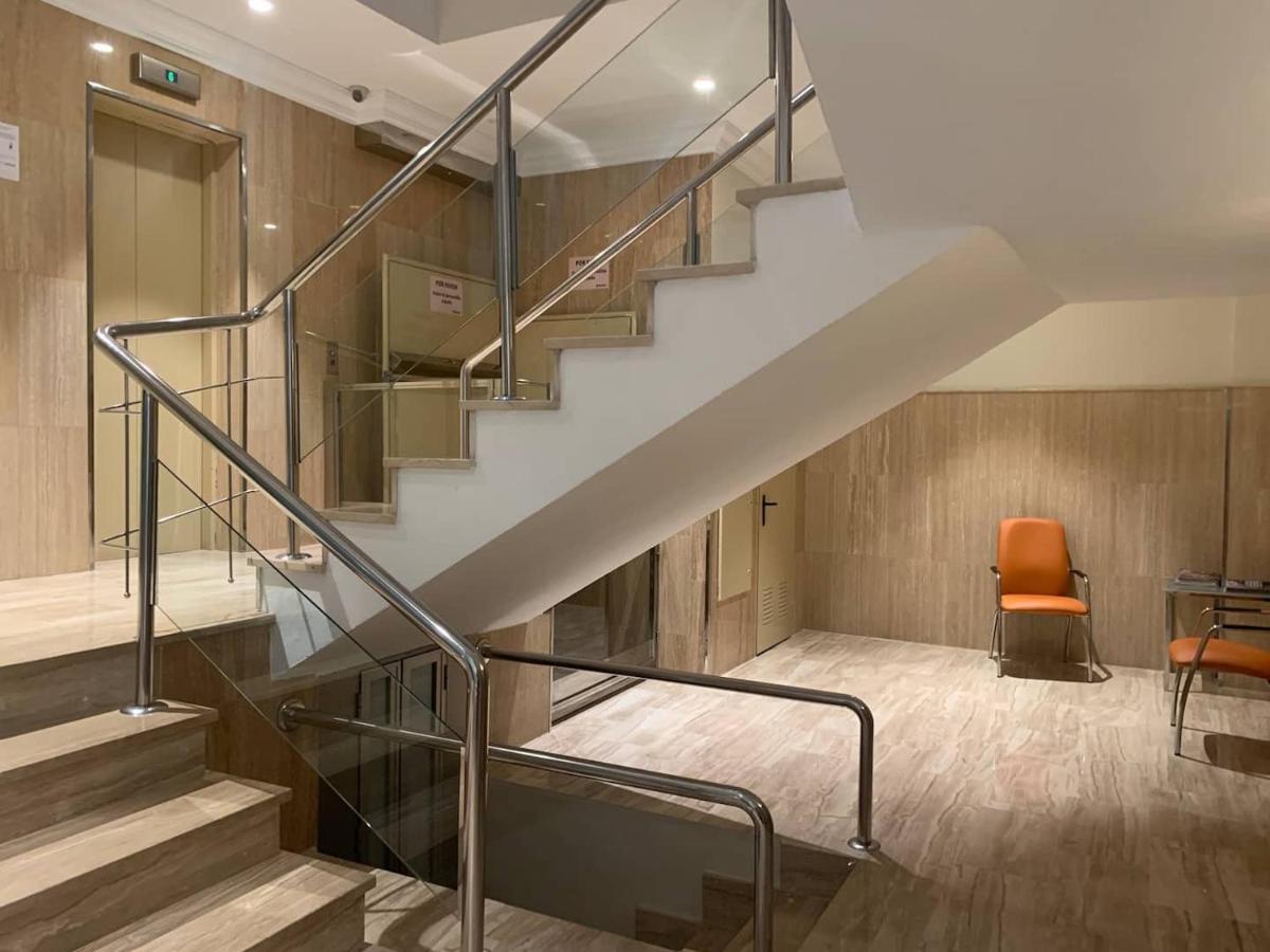 Homely Plaza Del Teatro Appartement *